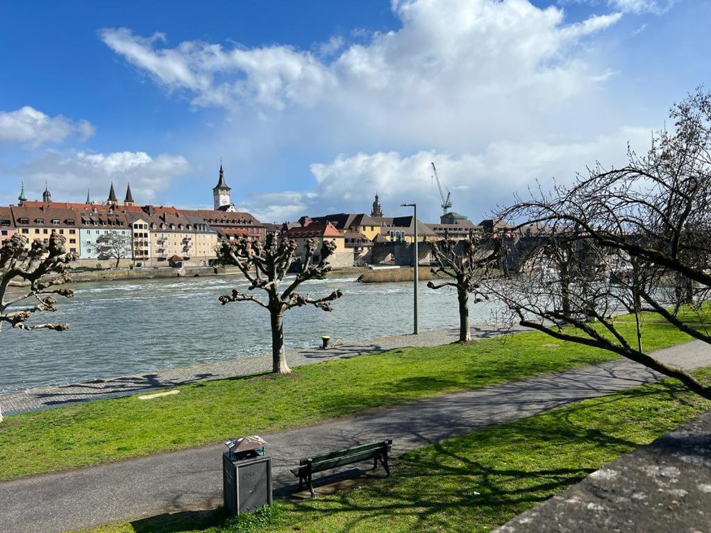 Stilvolle Wohnung An Der Alten Mainbruecke เวิร์ซบวร์ก ภายนอก รูปภาพ